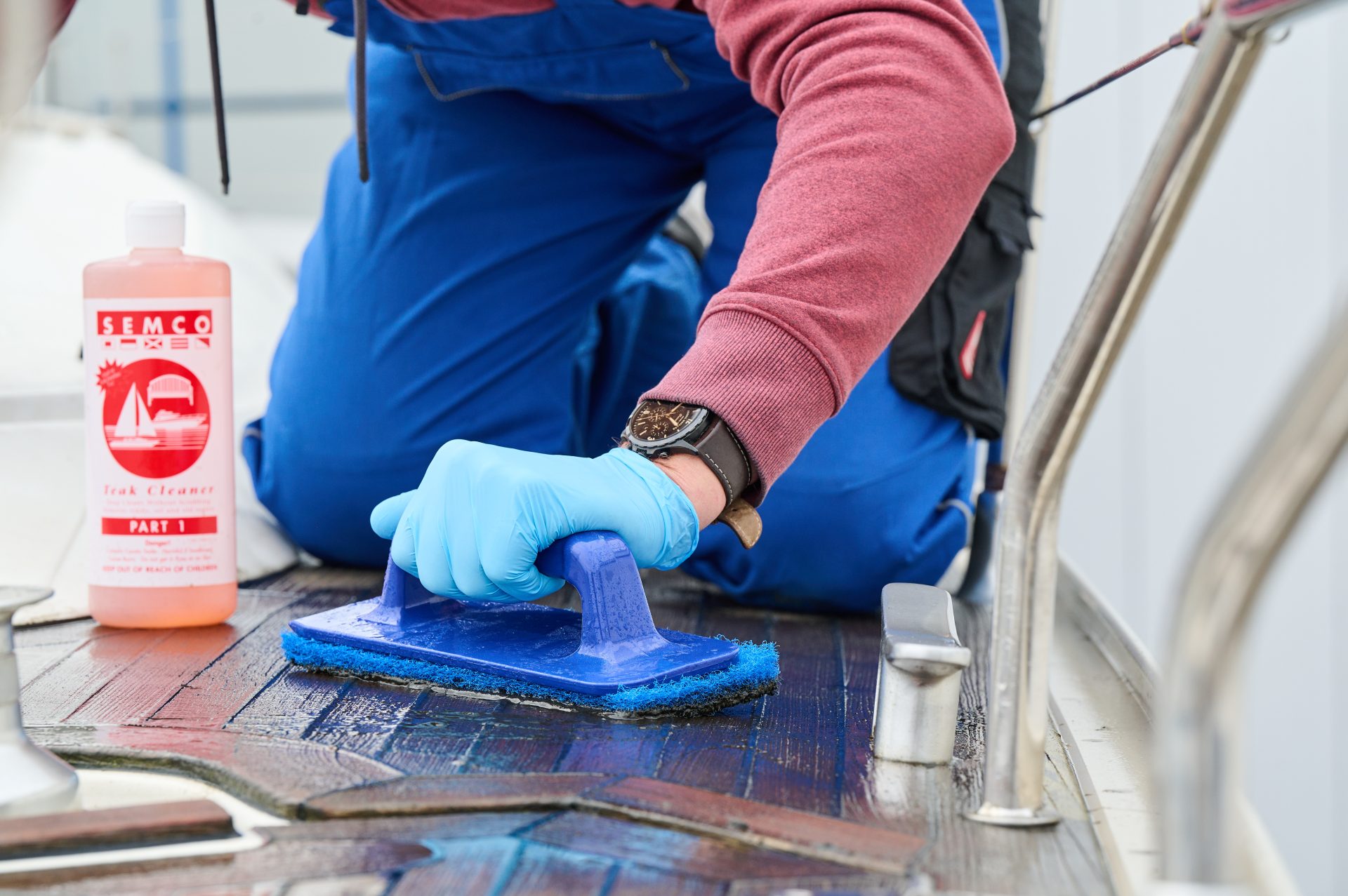 Teakdeck-Reinigung mit Semco-Reiniger und Scheuerpad – mechanisch ohne Materialabtrag