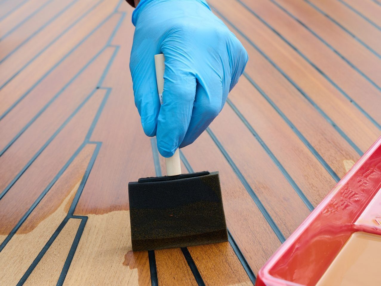 Teakdeck wird mit Semco Teak Sealer versiegelt – Pinselauftrag ohne Filmbildung
