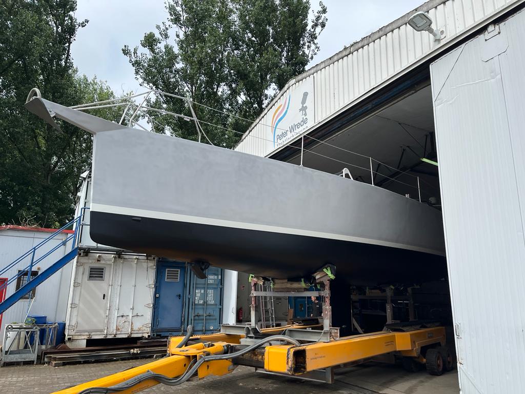 Naturzustand-Aluminium am Rumpf einer 45-Fuß-Aluyacht nach dem Feinstrahlen