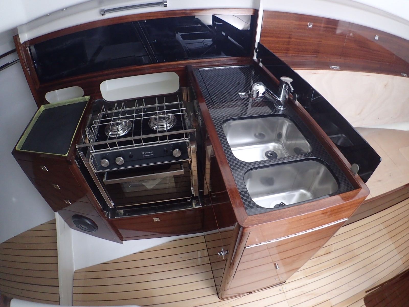 Lackierte Carbon-Einbauteile im Pantry-Bereich einer Yacht