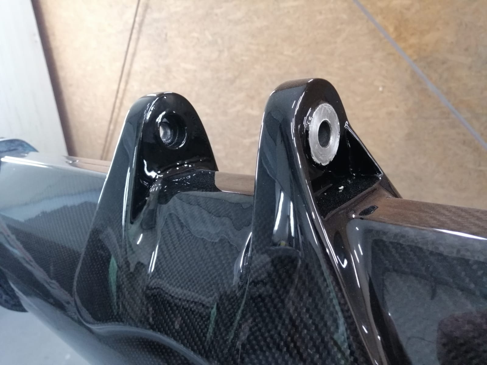 Detail des Carbon-Masts nach 6 Spritzgängen ClearCoat von AlexSeal