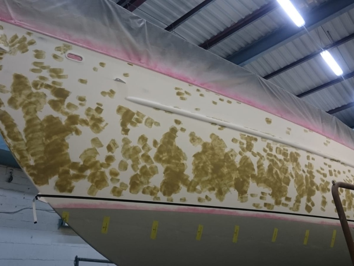 Feinspachtelung mikrofeiner Poren und Haarrisse am Freibord