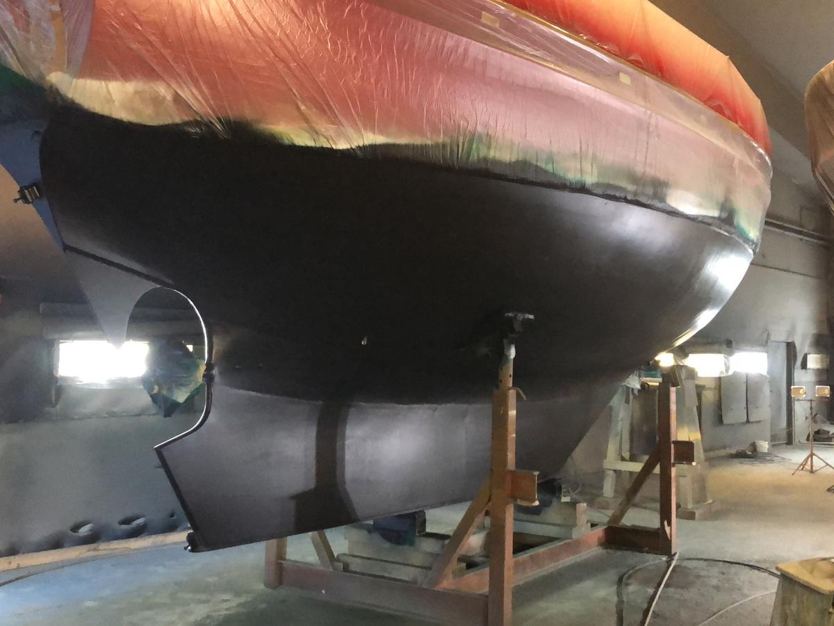 Fertige Antifouling-Nutzschicht am Stahlboot